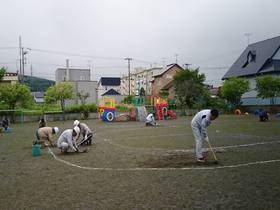 建設協会による保育所(園)グラウンド整備ボランティア