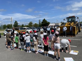 豊沼小学校児童写生会-憩岳会による建設機械展示