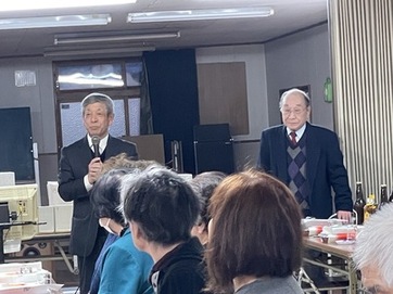 挨拶をする沢田広志会長(写真左)と司会の青木裕嗣さん(写真右)