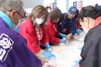「街頭餅つき」