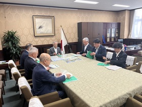 横山副大臣