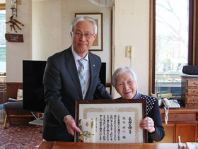 100歳敬老祝金贈呈
