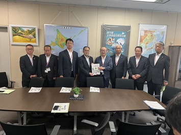 石川伸国土交通省北海道局長へ手交