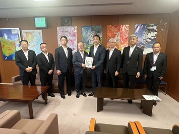 吉井章国土交通大臣政務官