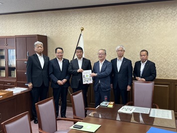 東国幹財務大臣政務官へ手交