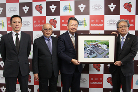 砂川建設協会・大建設計よりDVD贈呈(ドローンによる新庁舎空撮)