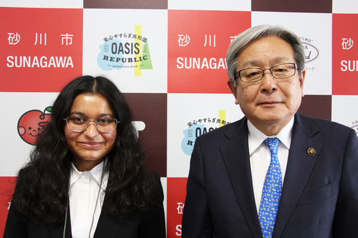 日本語が上手なバンサリさん(写真左)