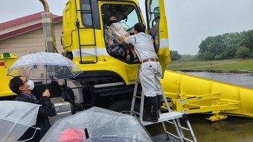 実際に運転席に座る体験も!
