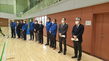 山田会長(写真右)をはじめ砂川ライオンズクラブの皆さんと髙橋教育長(写真右から2人目)
