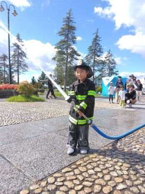 放水している子ども