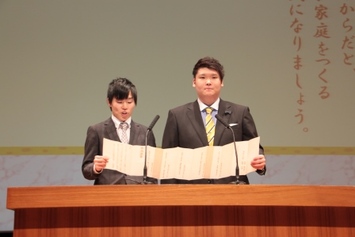 市民憲章を朗唱する安田健志郎さん(左)と柿澤公紀さん(右)